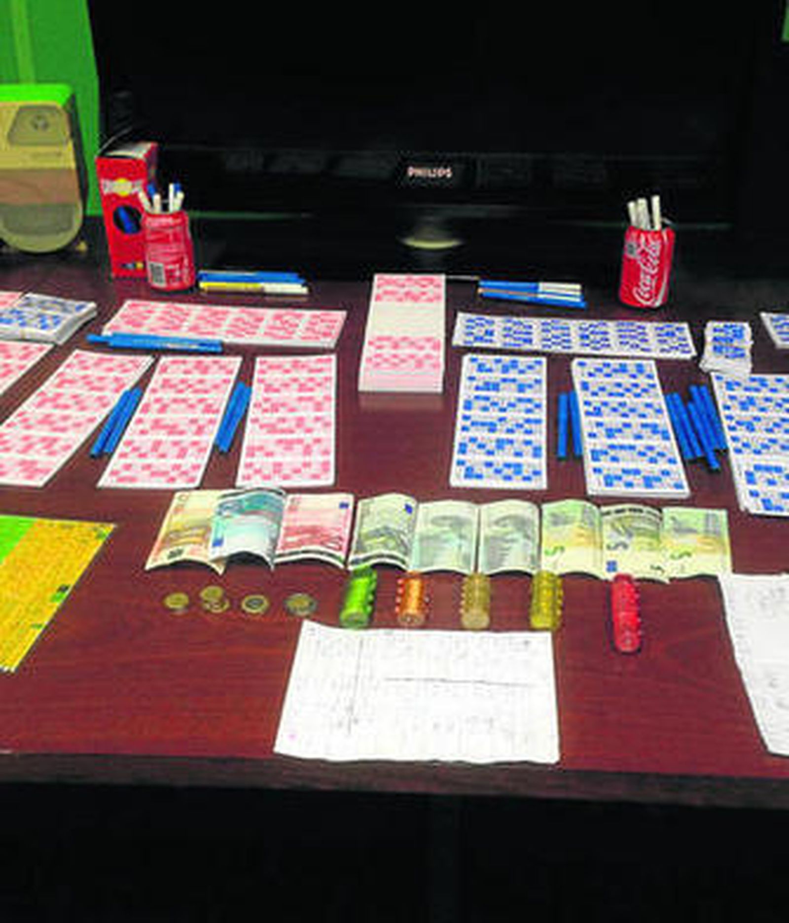 Cartones y dinero intervenidos en la operación.