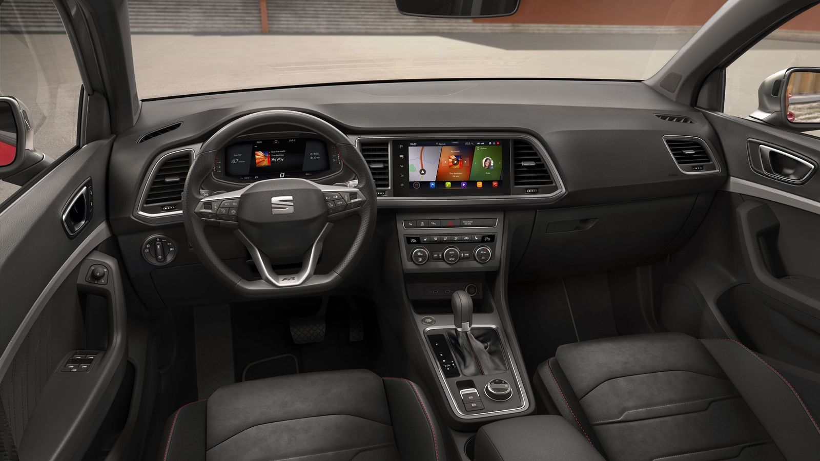 Entre el equipamiento están las dos pantallas para instrumentación y equipo de infoentretenimiento, éste incluyendo el navegador, así como la conexión inalámbrica con teléfonos con protocolos Android Auto y Apple CarPlay.