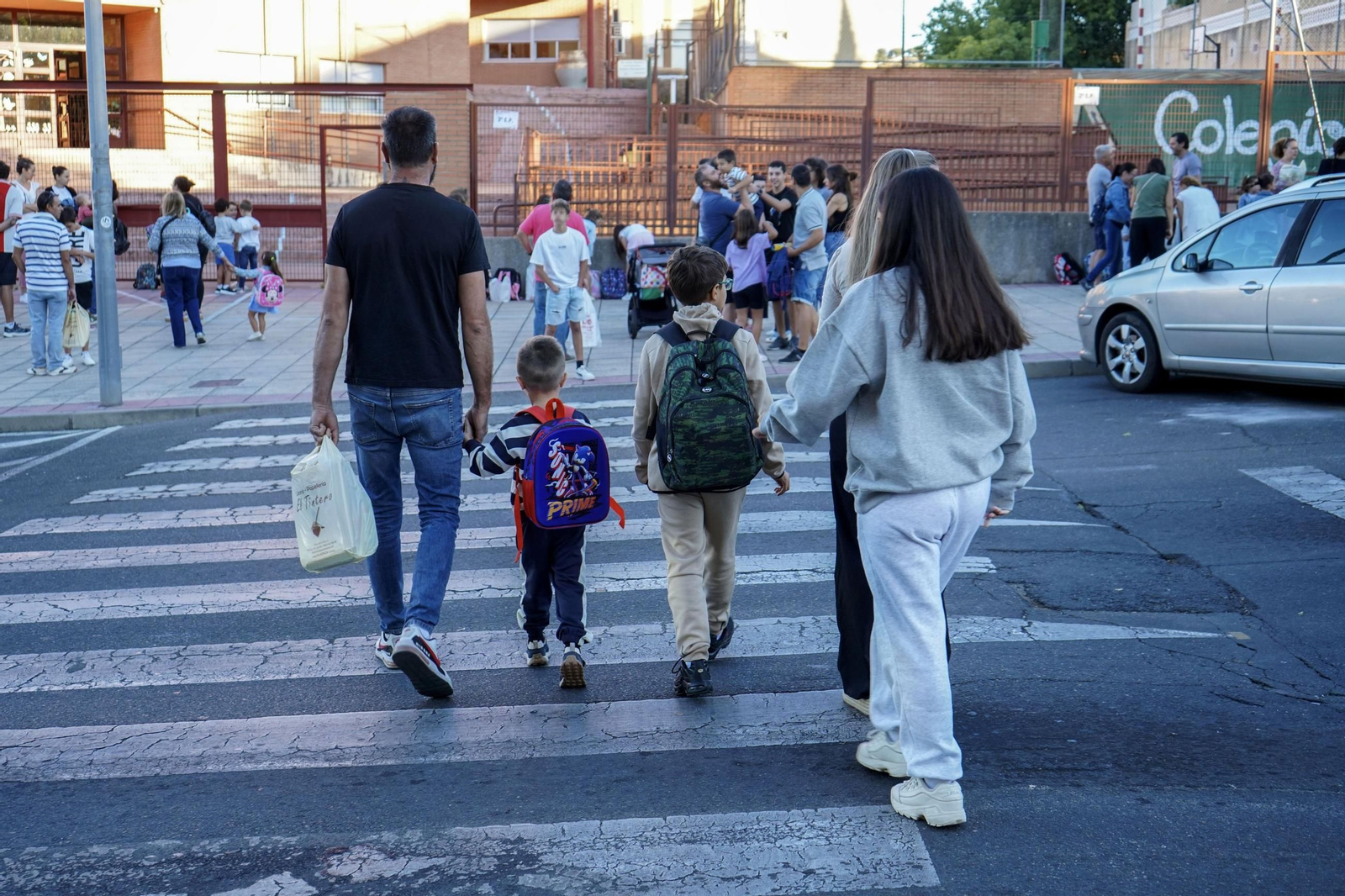 Varios niños y sus padres llegando a un colegio en este inicio del curso.