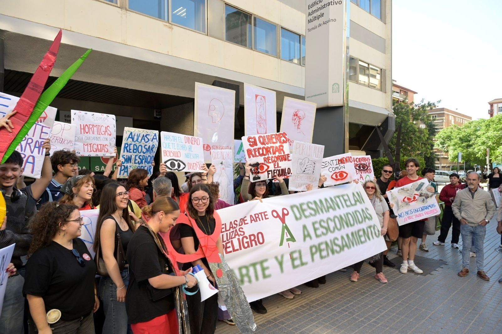 La protesta de la comunidad educativa de la Escuela de Arte y Superior ...