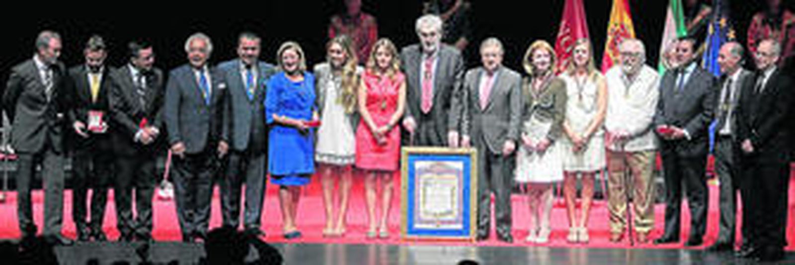 Posado en grupo de todos los galardonados junto al alcalde, Juan Ignacio Zoido, al término del acto en el nuevo auditorio de Fibes.