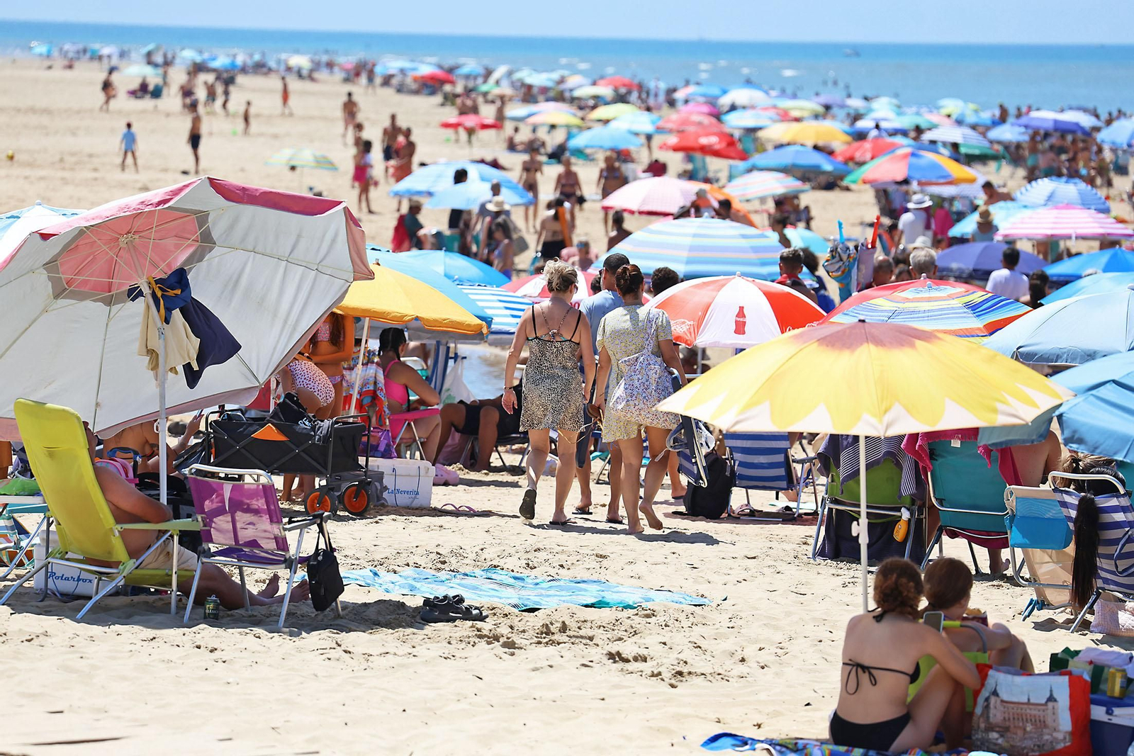 Ambiente en las playas de Huelva en la mañana de domingo