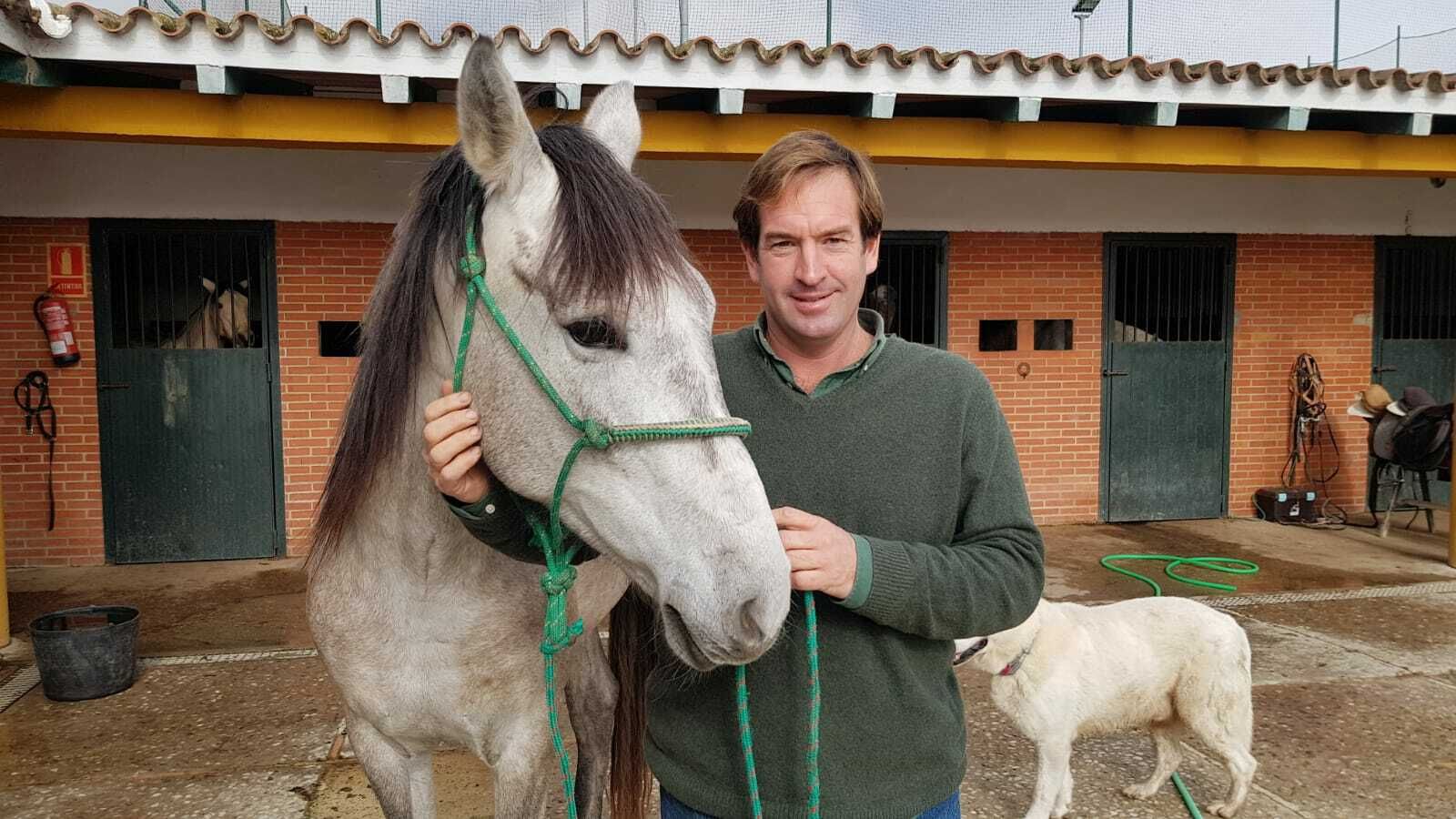 Jesús Grandes y 'Claretiana' posando en el patio de Las Marías.