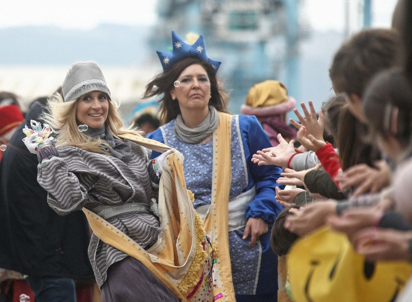 El tradicional arrastre de latas en Algeciras