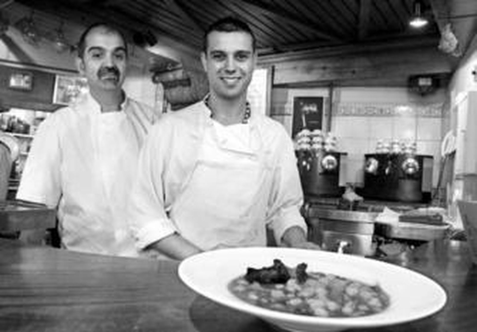 Ángel Custodio Ruiz y Pedro Sánchez, cocineros del restaurante Enrique Becerra.