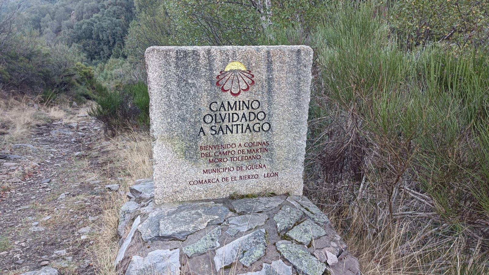 Este mojón marca la entrada en la comarca de El Bierzo.