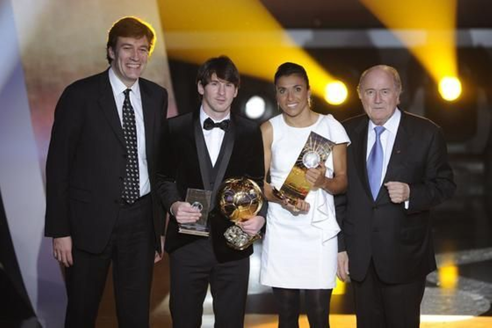 François Moriniere, propietario de 'L'Equipe'; Leo Messi, ganador del Balón de Oro 2010; Marta, mejor jugadora del año para la FIFA, y el presidente de la FIFA, Joseph Blatter.

Foto: AFP Photo