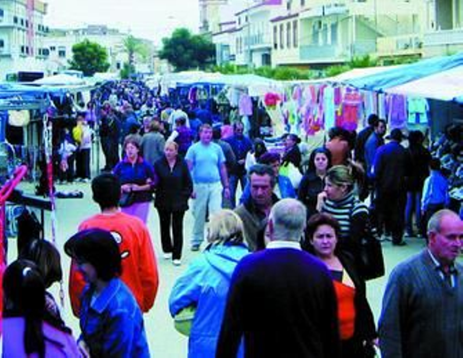 El mercadillo del domingo es bastante frecuentado en Fines.