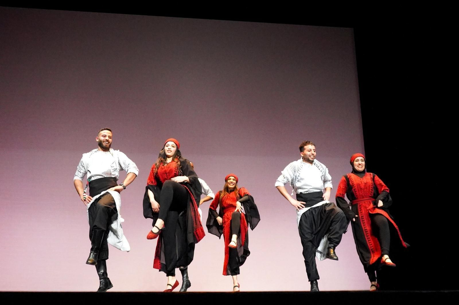 El grupo palestino de dabke durante su actuación reciente en Cataluña