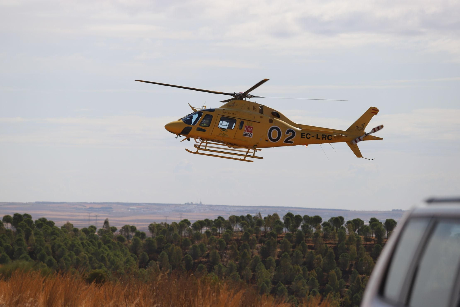 Un helicóptero realiza sus labores sobre el terreno afectado.