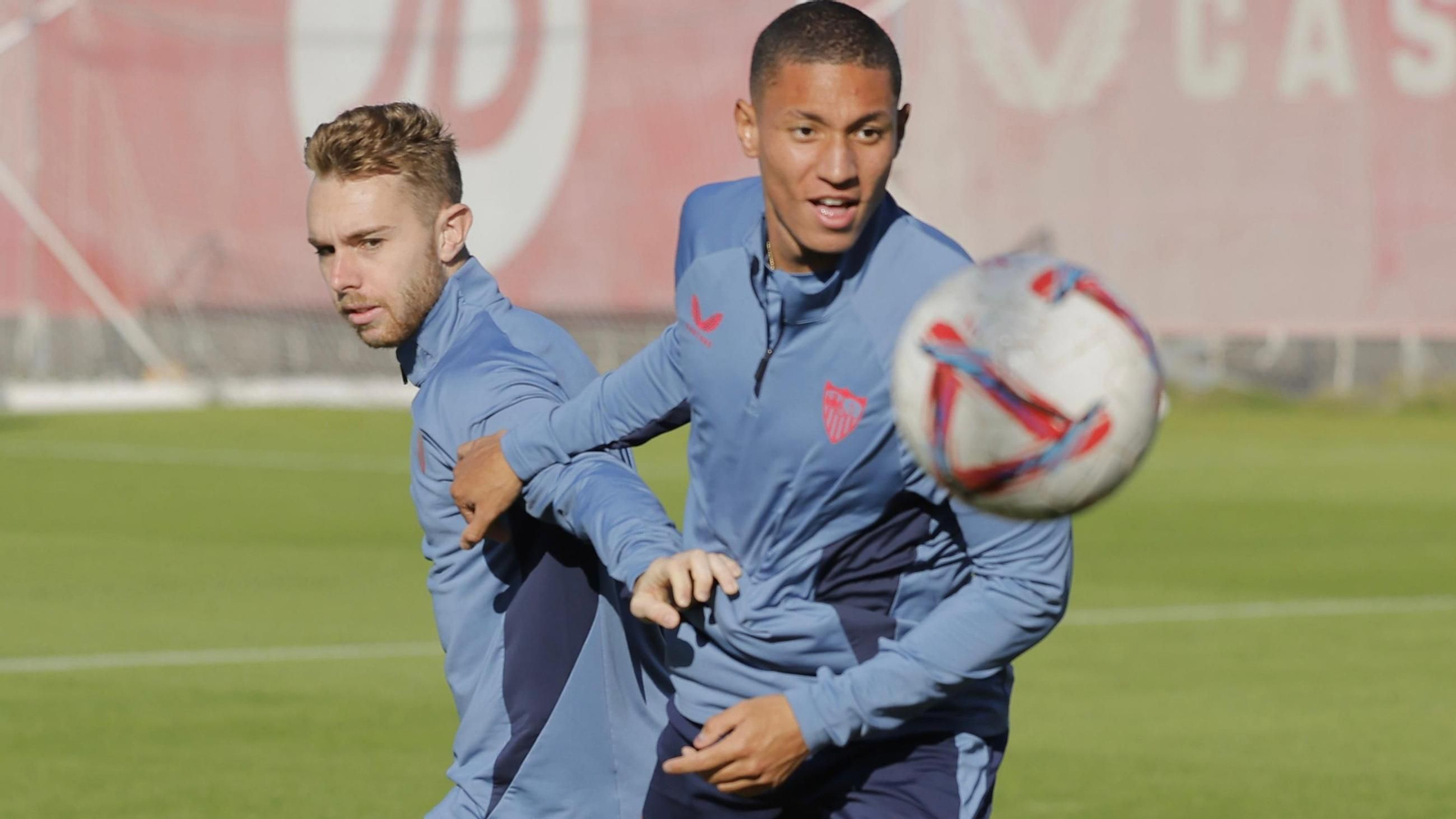 Peque disputa una posesión contra Mateo Mejía.