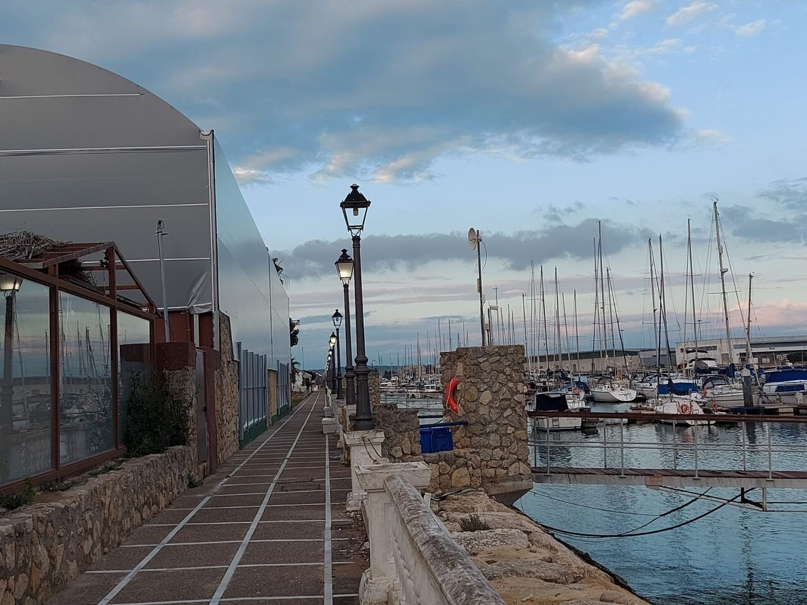 Una imagen de la cubierta sobre las pistas de pádel del Club Náutico.