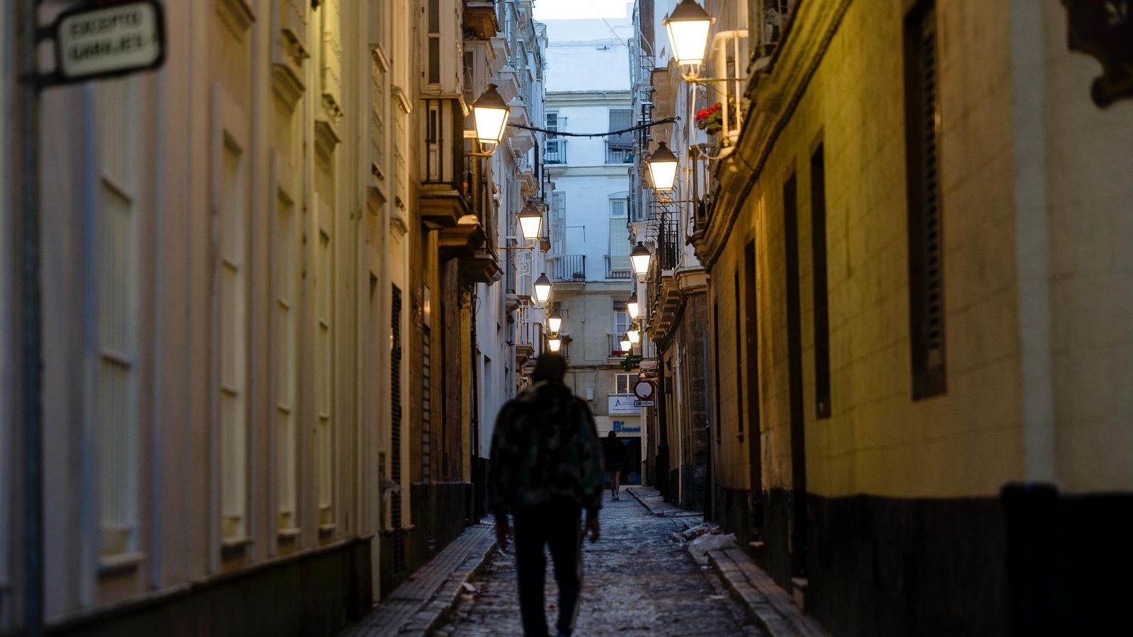 Las imágenes del apagón general en Cádiz: caos en el tráfico, supermercados llenos y tiendas obligadas a cerrar
