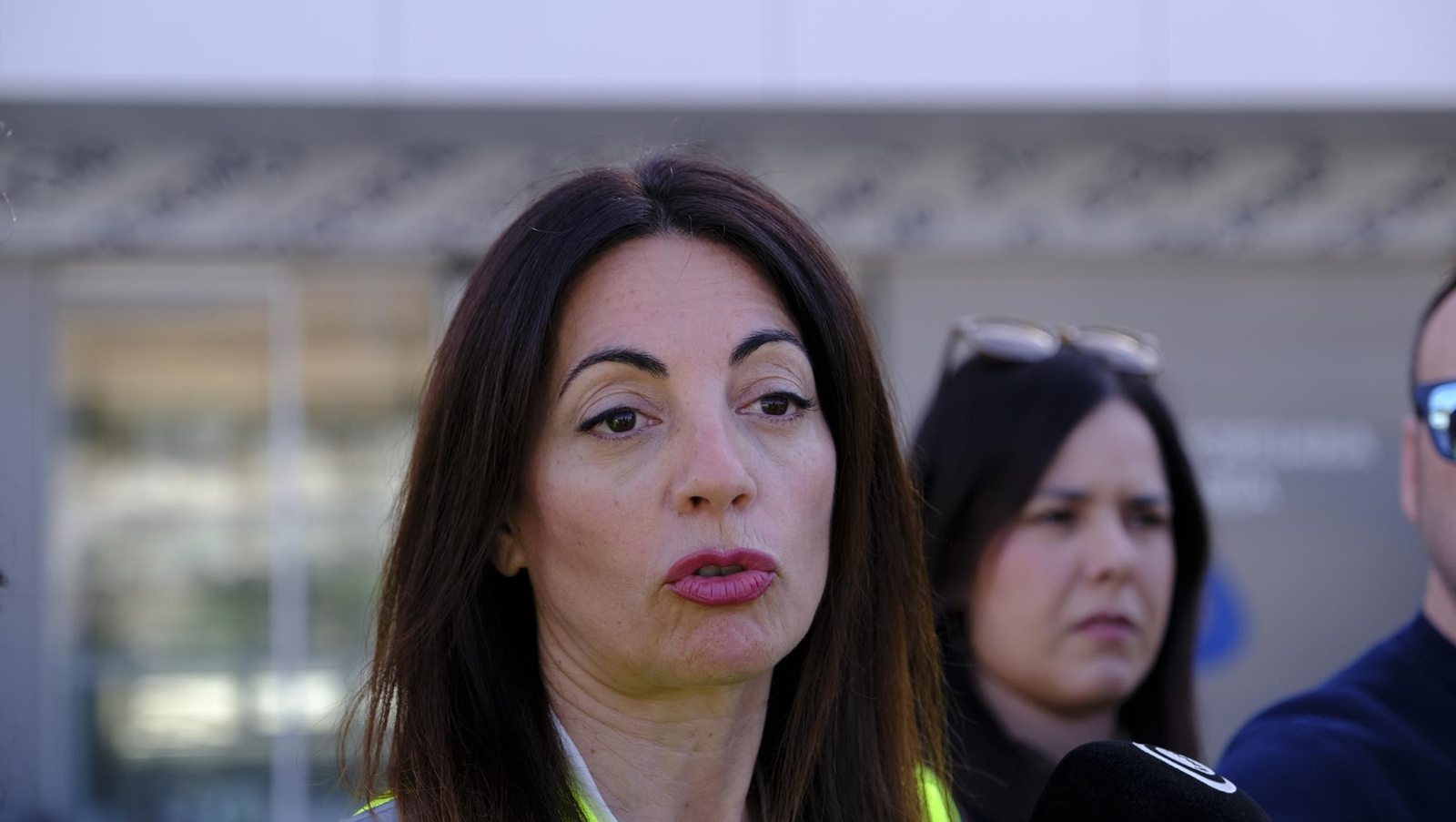 La prueba del izado de la bandera española y las obras del Puerto de Almería, en imágenes