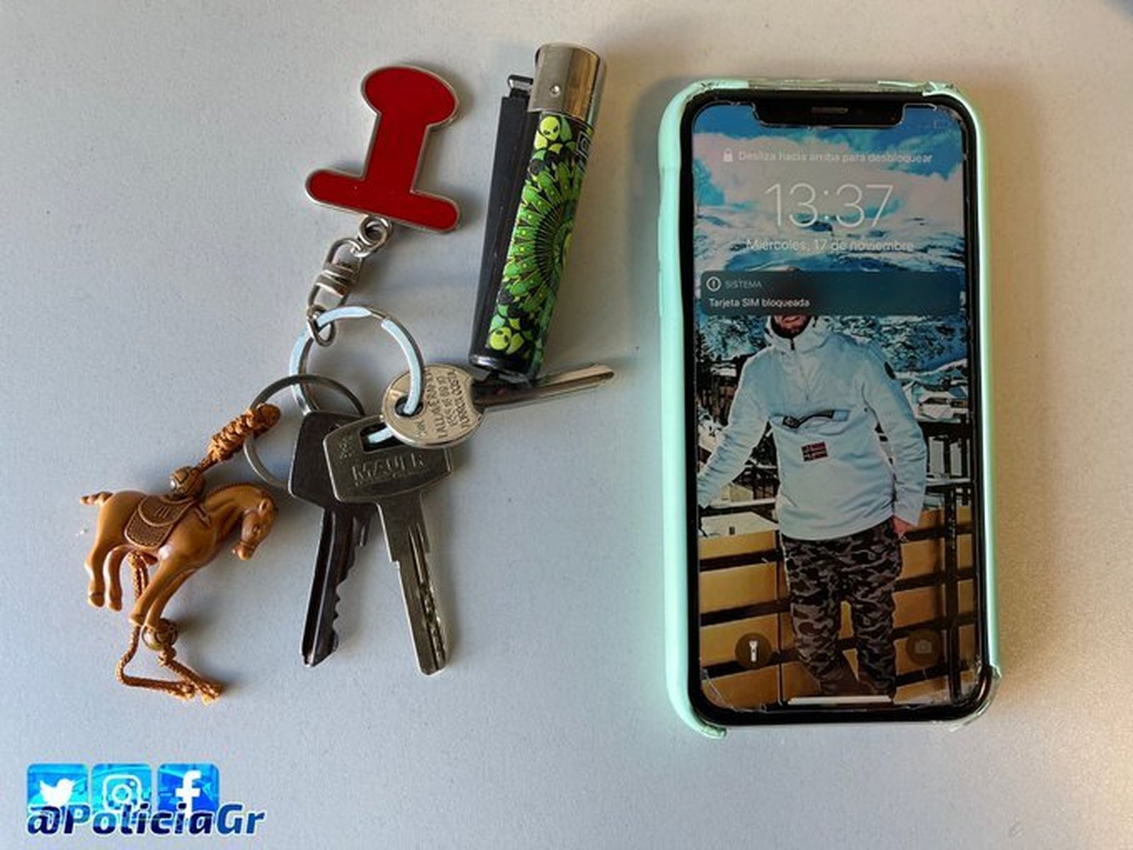 ¿Quién ha perdido un Iphone, unas llaves y un mechero en la zona de Neptuno? La Policía de Granada pide ayuda