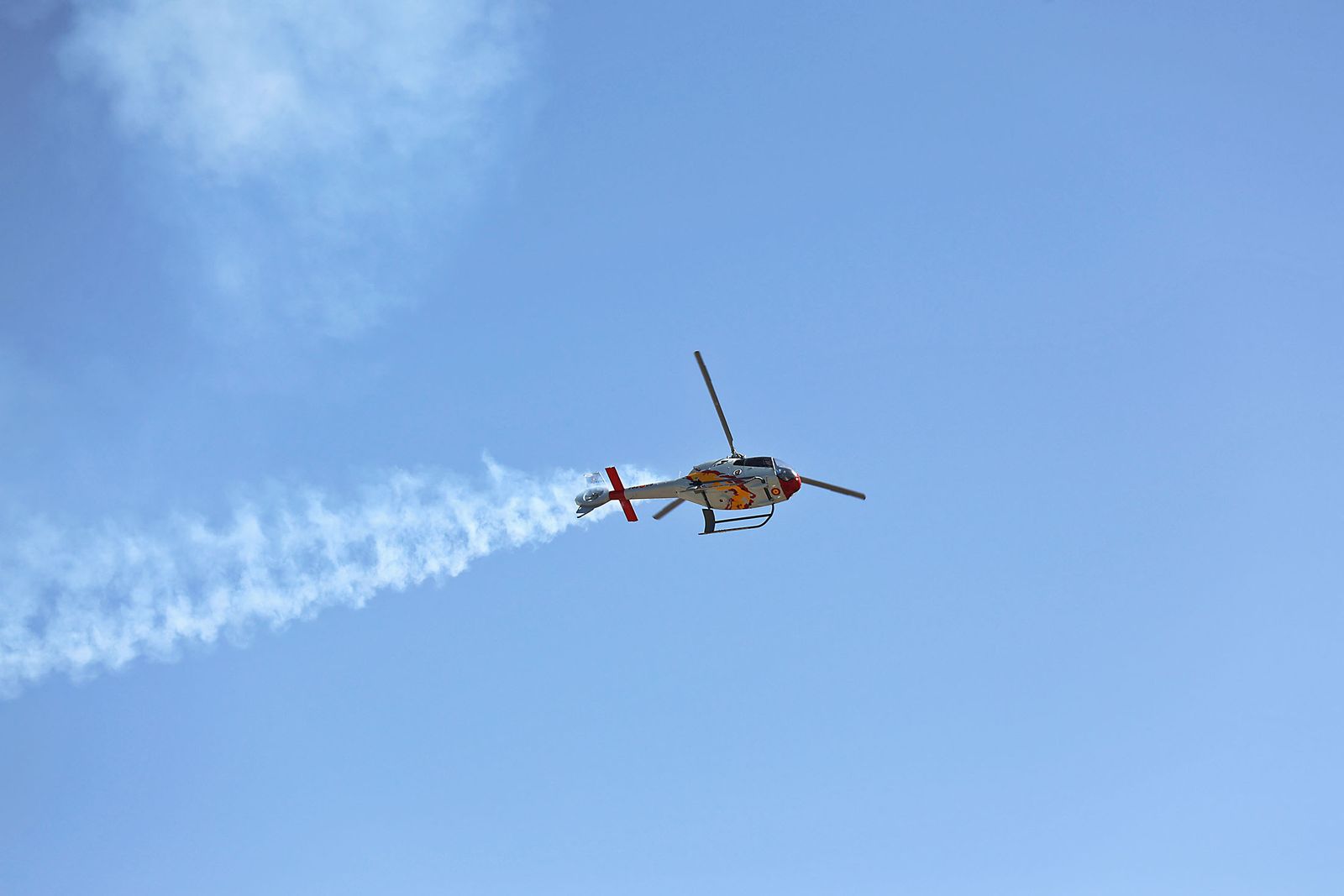 Fotografías de la exhibición aérea de la Patrulla Acrobática de Paracaidismo del Ejército del Aire 'Papea' y de la Patrulla Acrobática de Helicópteros 'ASPA'  en los actos de homenaje al centenario del Plus Ultra presidido por S.M. el Rey Felipe VI