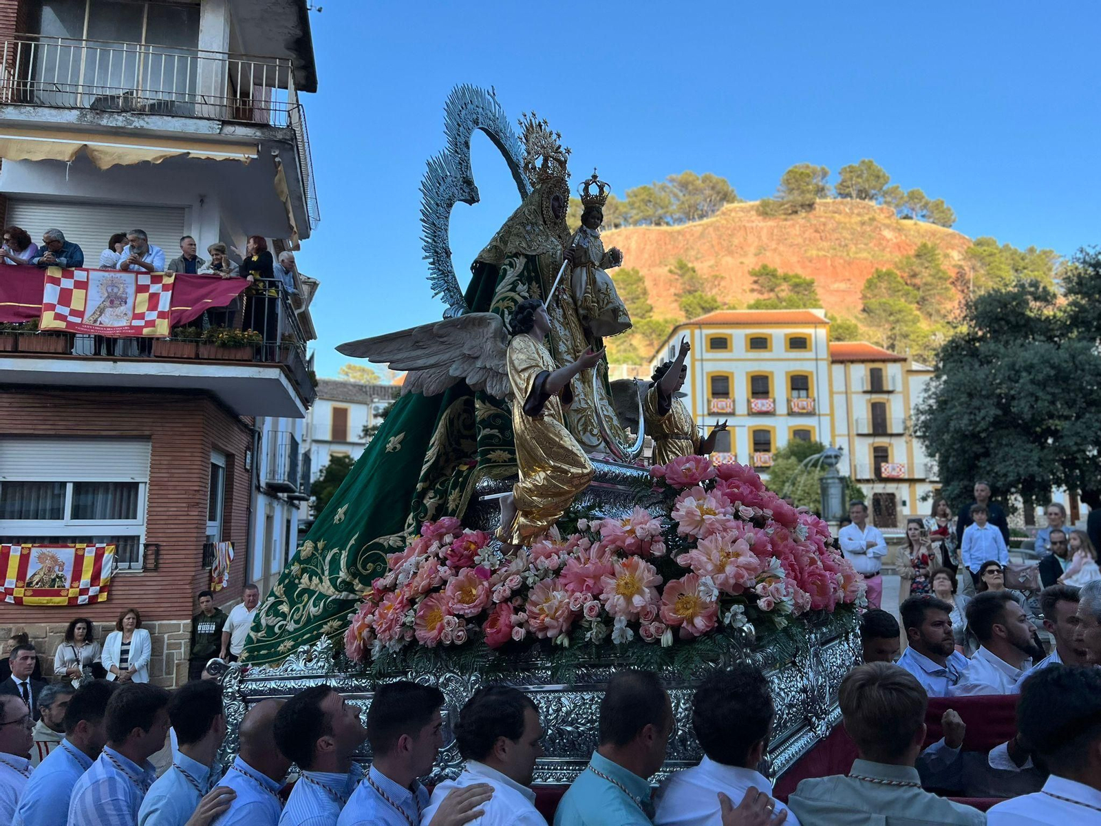 En imágenes: La patrona de Santisteban procesiona y renueva su mayordomía otro Pascuamayo