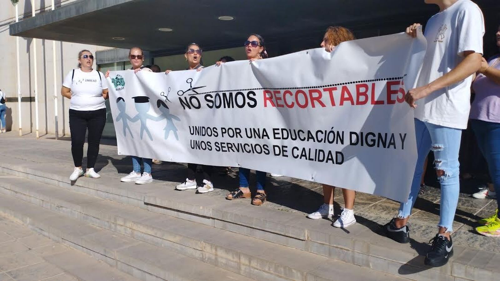 Padres y Madres del AMPA desplegaron una pancarta ante la Delegación de Educación