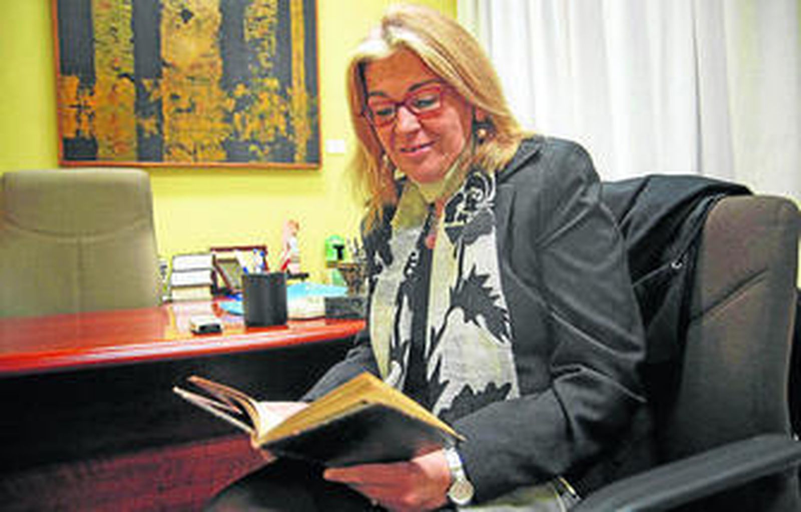 Mercedes de Lecea, con la obra 'La Lola se va a los puertos', ayer.