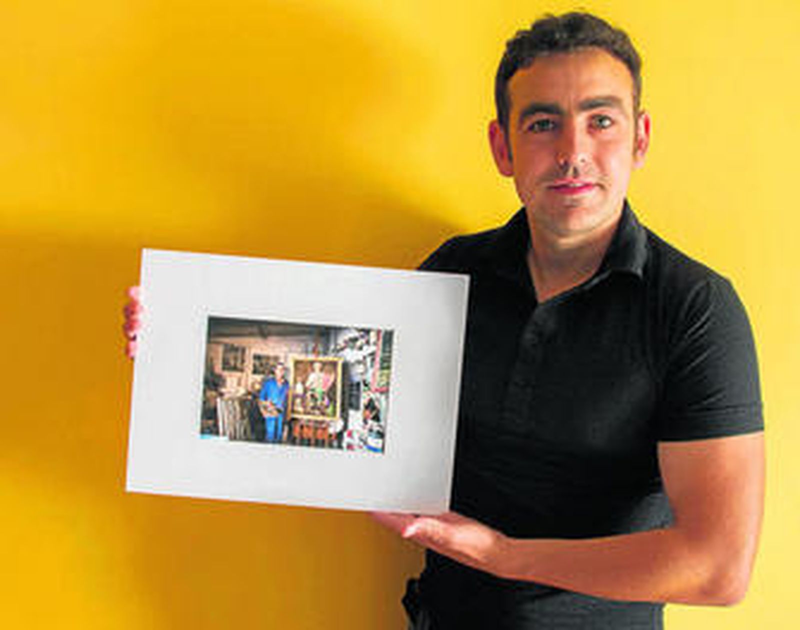 Cárdenas posa junto a una de las fotografías sobre El Gastor.