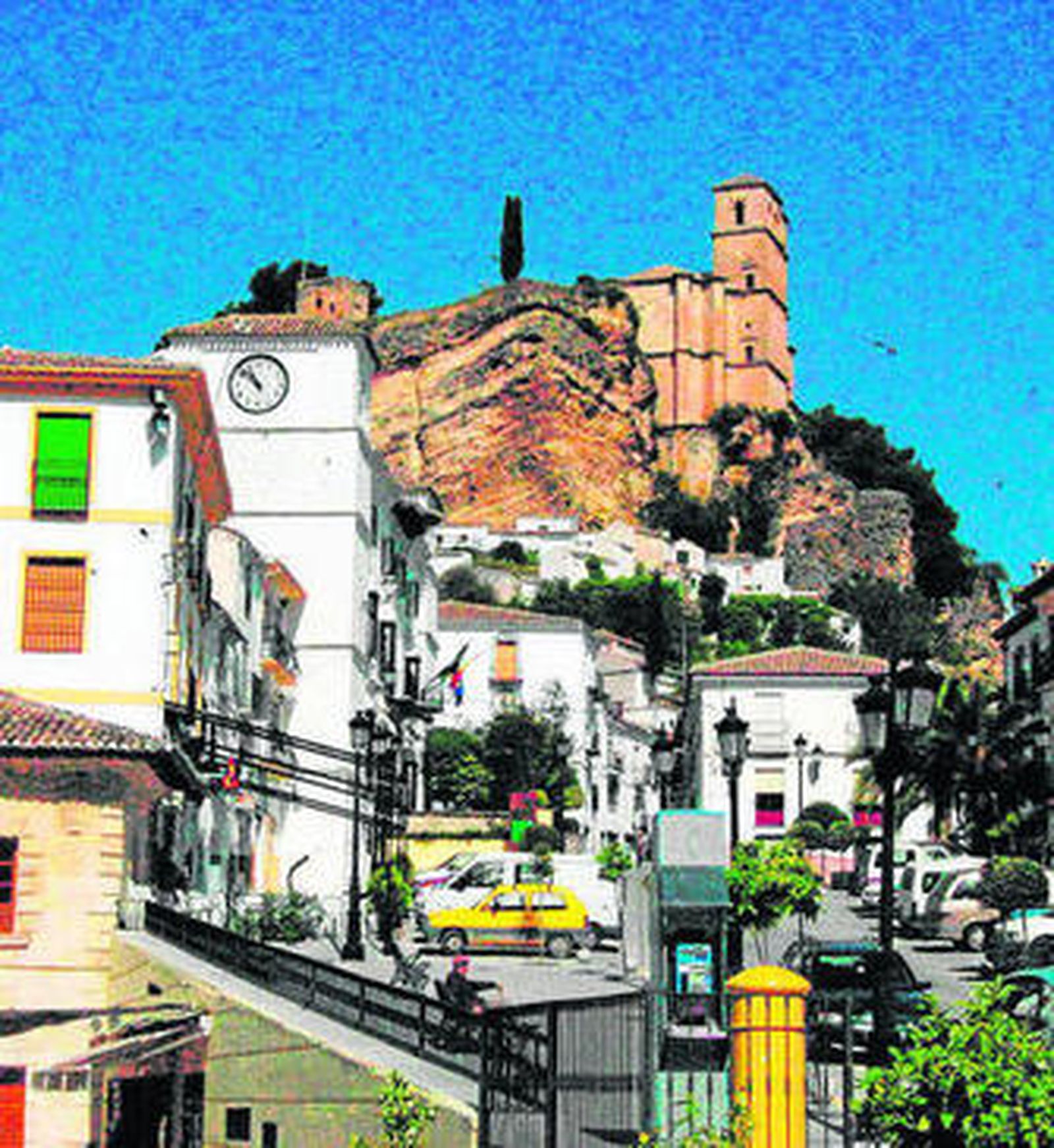 Vista del centro de Montefrío, con el castillo al fondo.