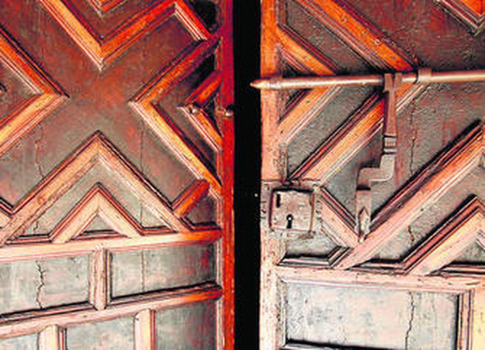 El patio, con azulejos originales del siglo XVI, tiene yeserías platerescas soportadas por columnas de mármol de Carrara traídas de Génova.