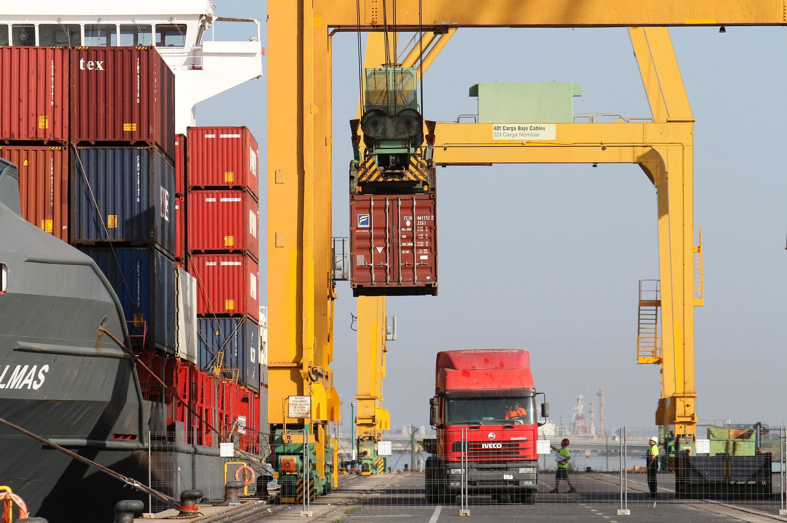 Operación de carga de contenedores en el Puerto de Huelva.