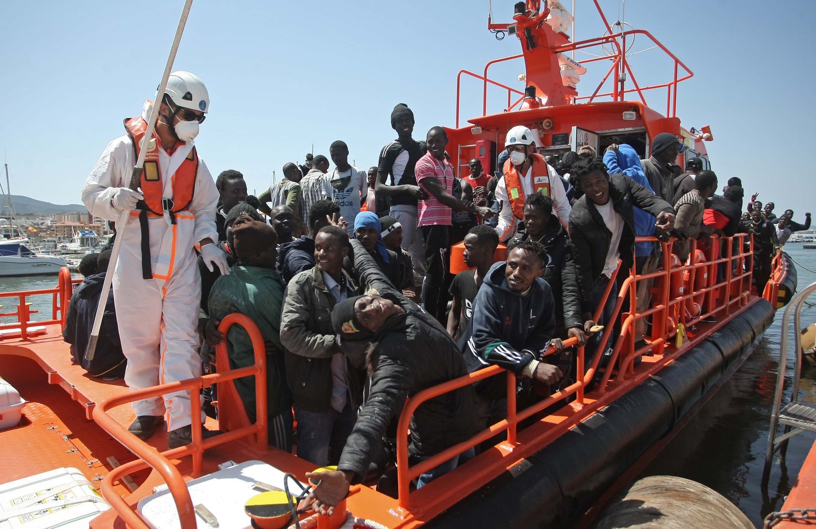 Un grupo de migrantes son llevados a la dársena del Saladillo, en Algeciras, ayer.