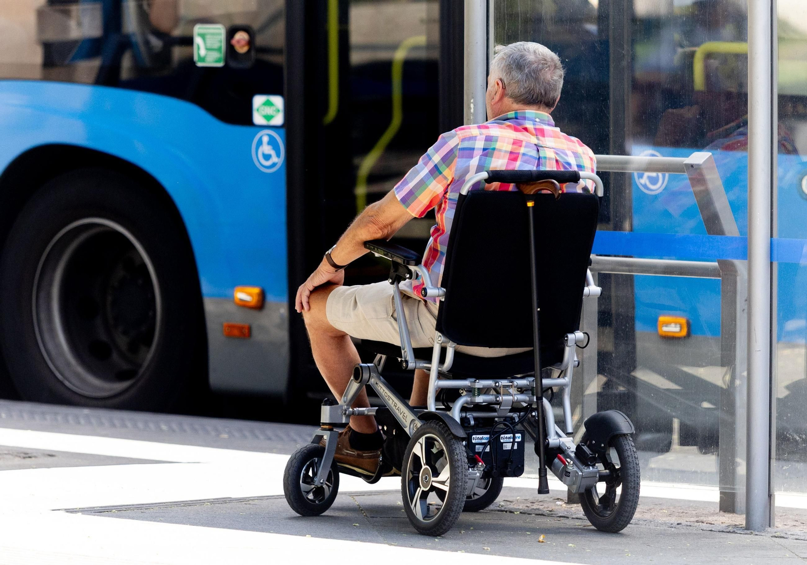 Un ciudadano en silla de ruedas eléctrica