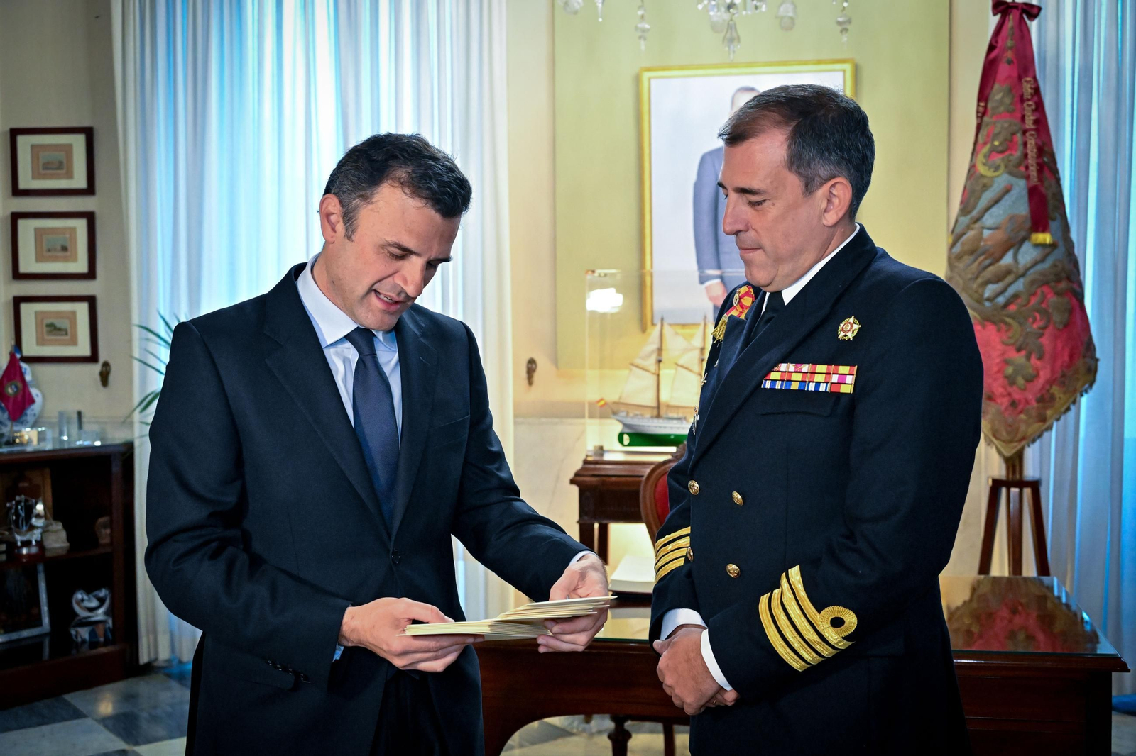 Las imágenes del recibimiento a los guardiamarinas del Elcano en el Ayuntamiento de Cádiz, con la Princesa Leonor