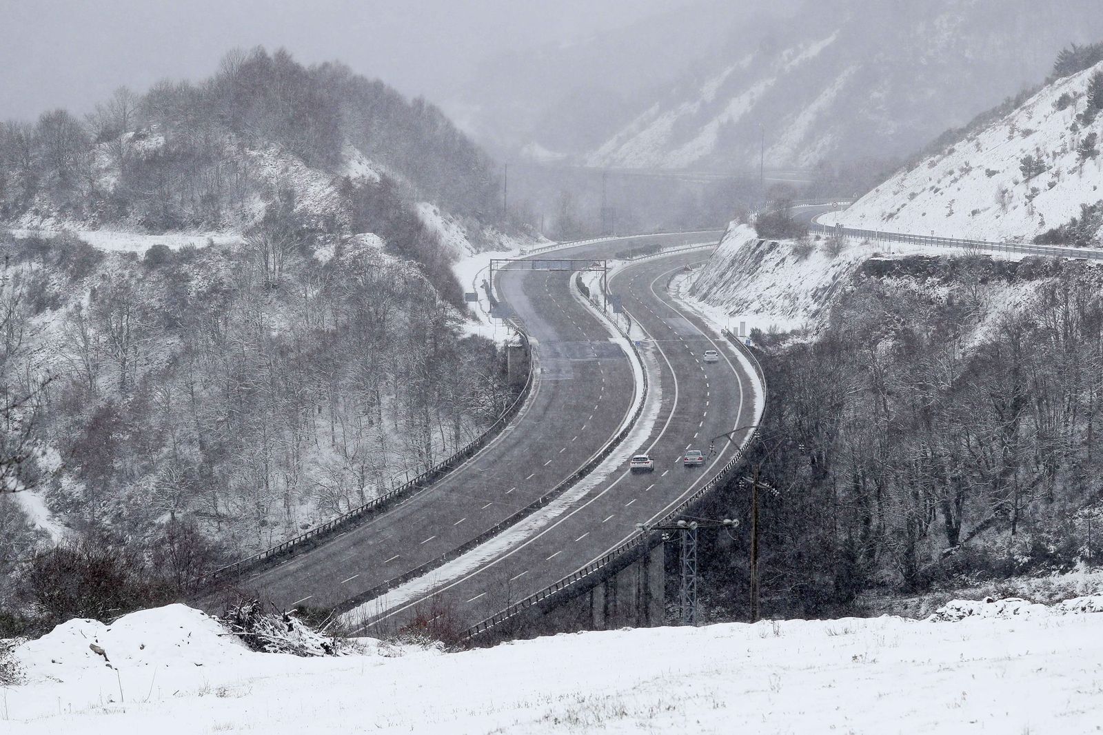 La nieve tiñe de blanco en norte de España