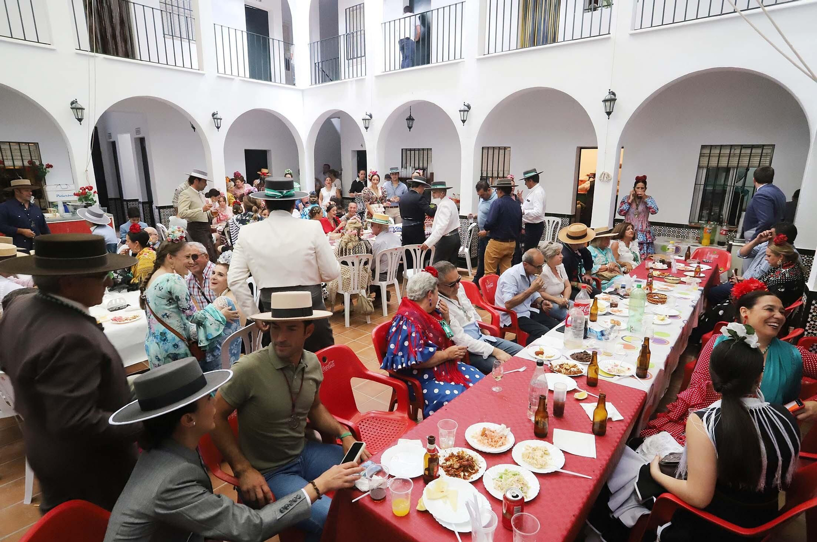 Imágenes del ambiente El Rocío y en Casas de Hermandades