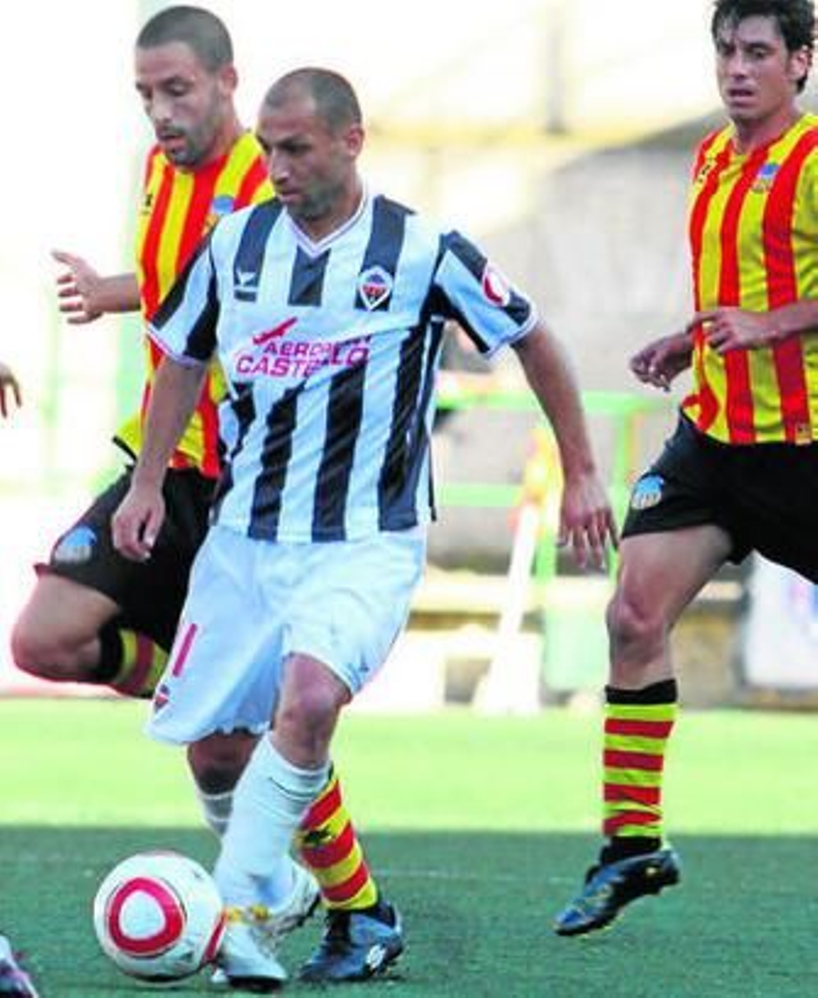 Luismi Loro conduce el balón en un partido del Castellón.