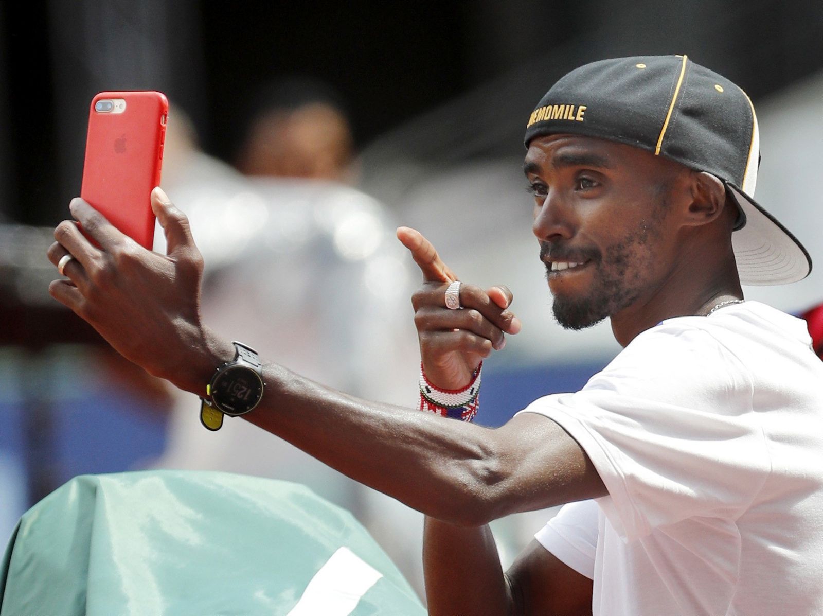 El atleta británico Mo Farah se hace un 'selfie' tras entrenarse en el Estadio Olímpico de Londres.