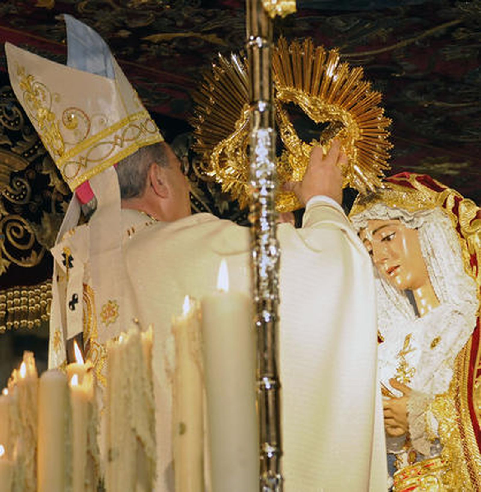 Acto de coronación de la Virgen de Regla, en la Catedral.

Foto: Juan Carlos Vázquez