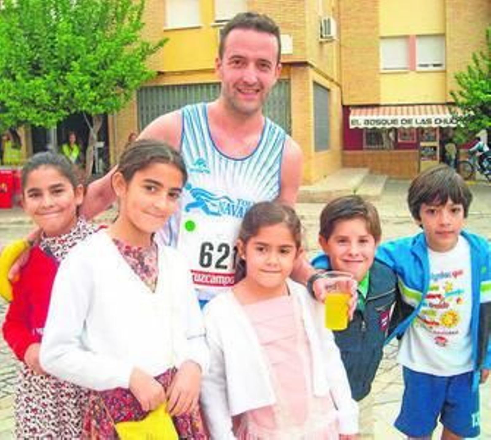 Pedro José Camacho, con varios jóvenes seguidores, tras la carrera.