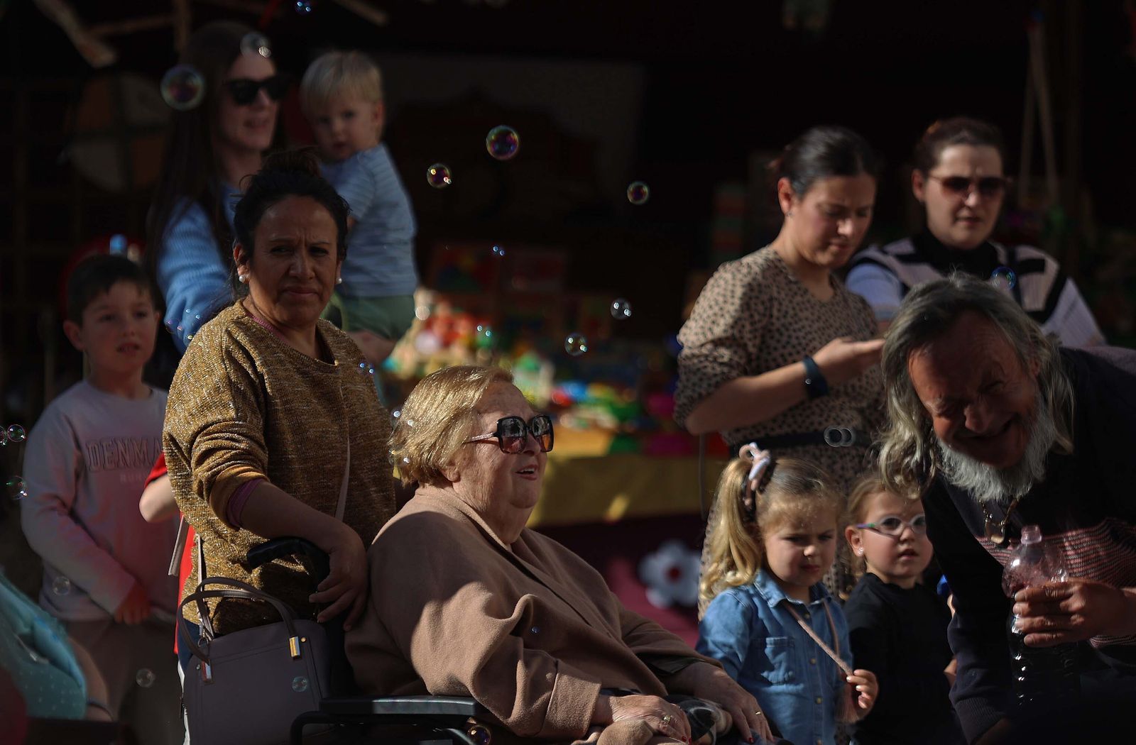 El mercadillo hippie de la Fiesta de la Primavera de La Línea, en imágenes