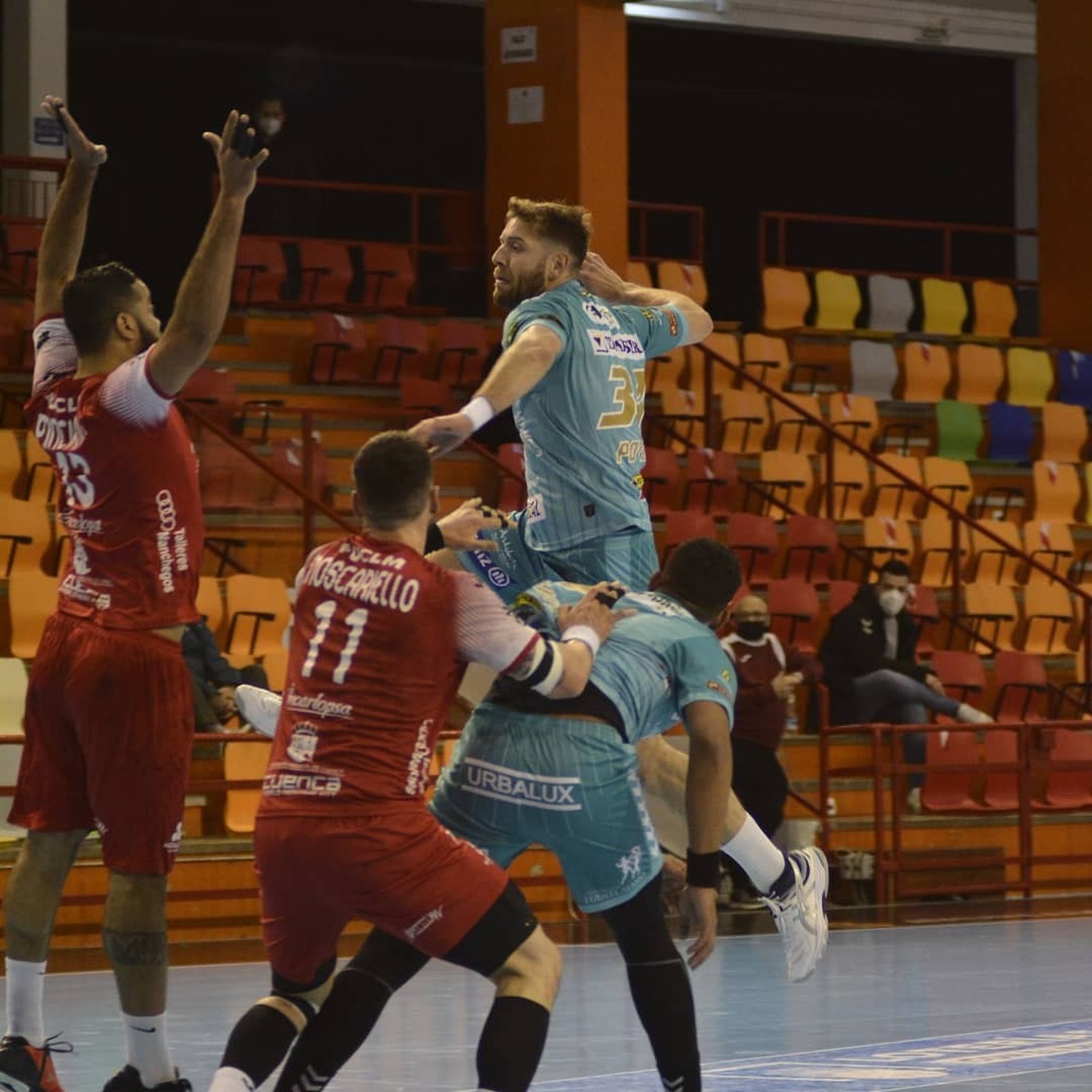 Vicente Poveda intenta lanzar sobre la defensa del Incarlopsa Cuenca.