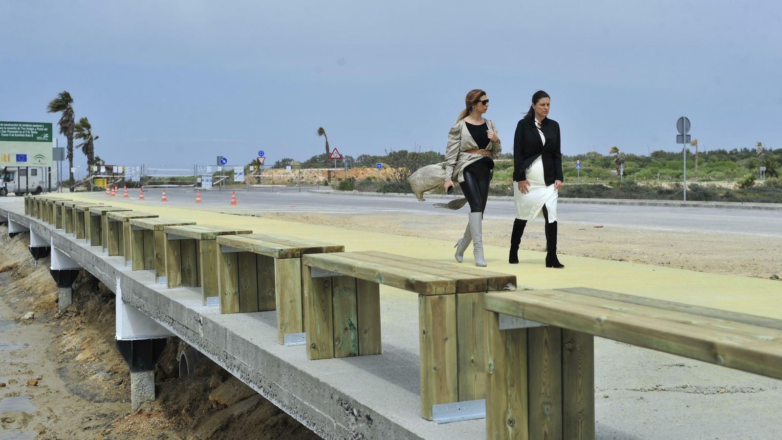 Cavada (d.) y Márquez, en el nuevo Paseo Marítimo donde se están instalado los bancos. Cavada (d.) y Márquez, en el nuevo Paseo Marítimo donde se están instalado los bancos.