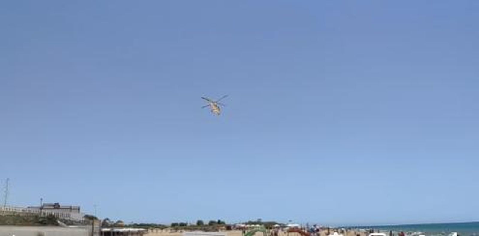 Un helicóptero acudió hasta la playa.