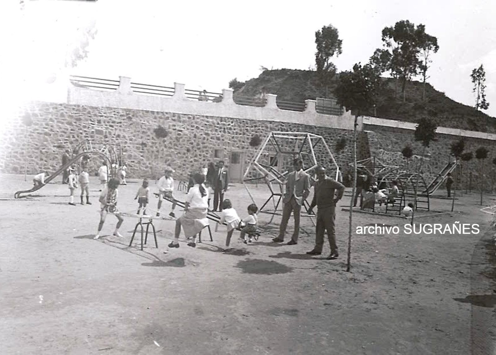 La zona de juego infantil en 1971, recién inaugurados en el paqrue la Esperanza.