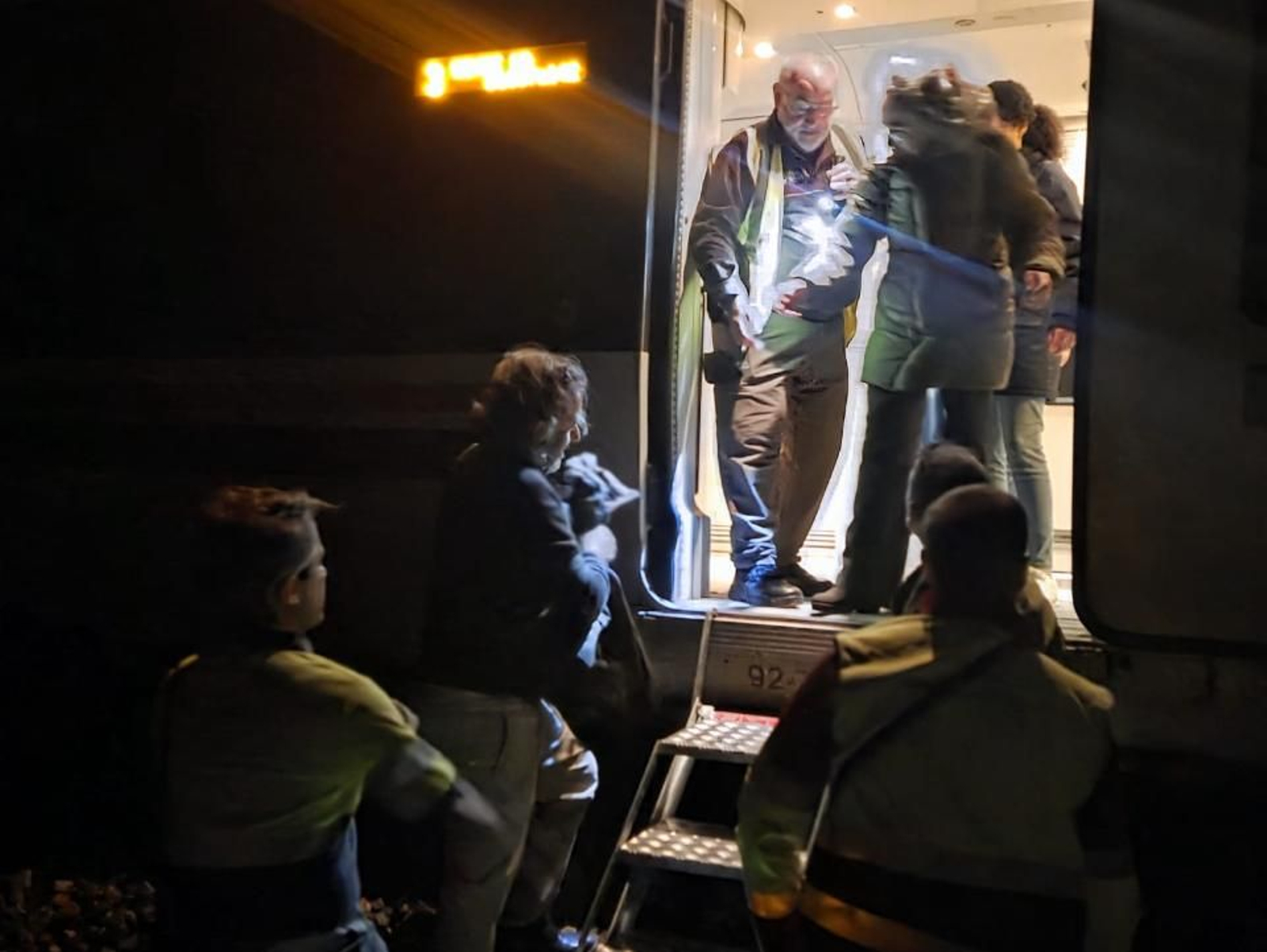 Agentes de la Guardia Civil asisten a los viajeros del tren Huelva-Sevilla atrapados durante seis horas en medio del campo.