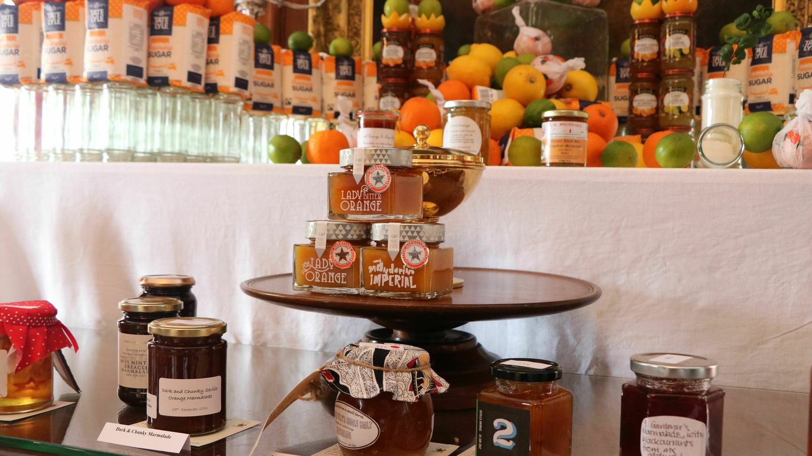 Expositor con productos gourmet de LoRUSSo.