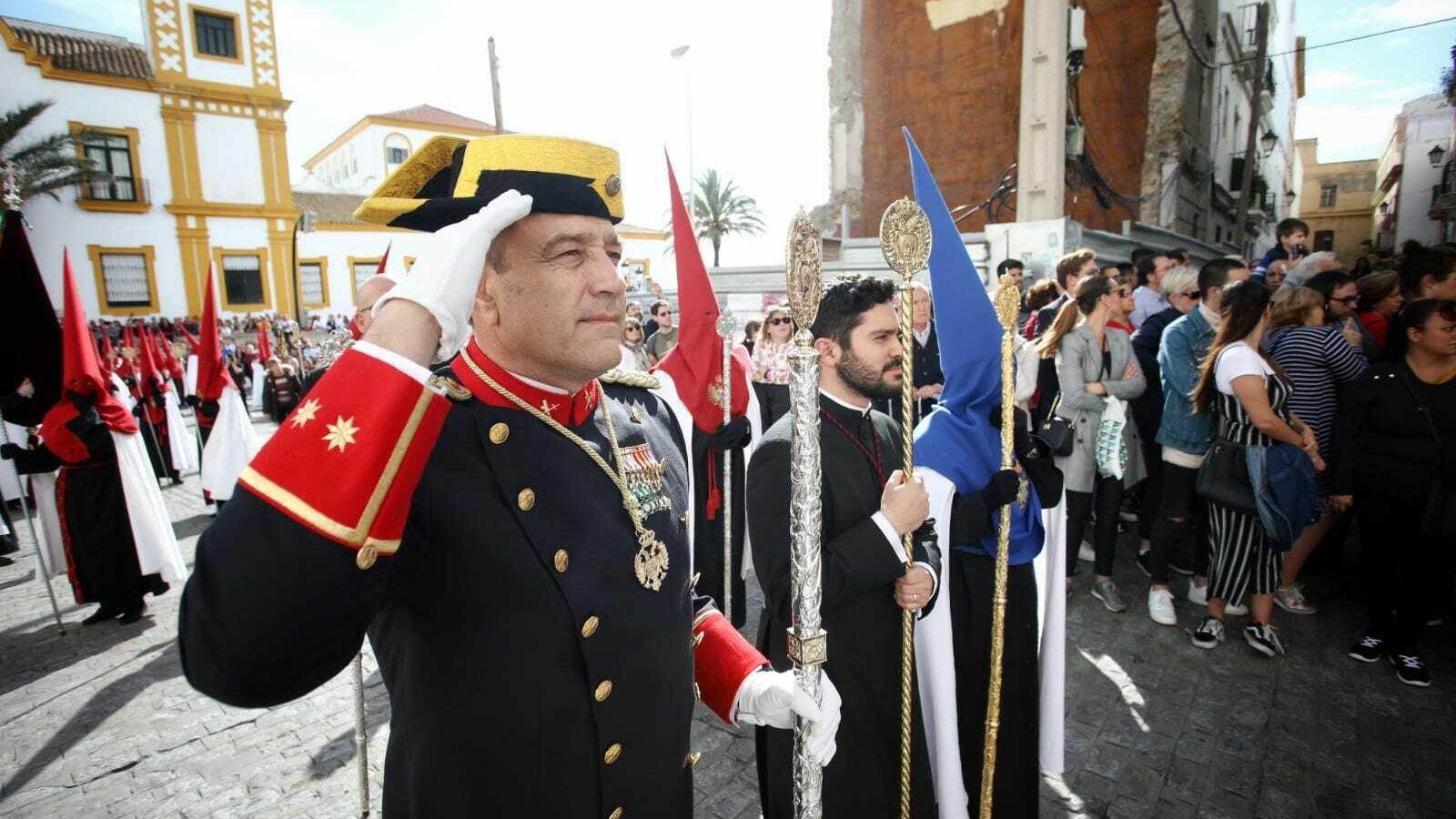 El coronel jefe de la Comandancia de Cádiz, Alfonso Rodríguez Castillo, acompañó a la hermandad.