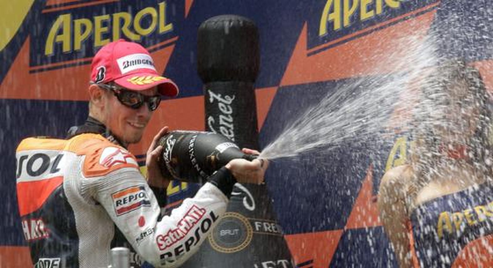 Stoner hace valer el poderío de su moto y se lleva el Gran Premio de Cataluña. / Reuters