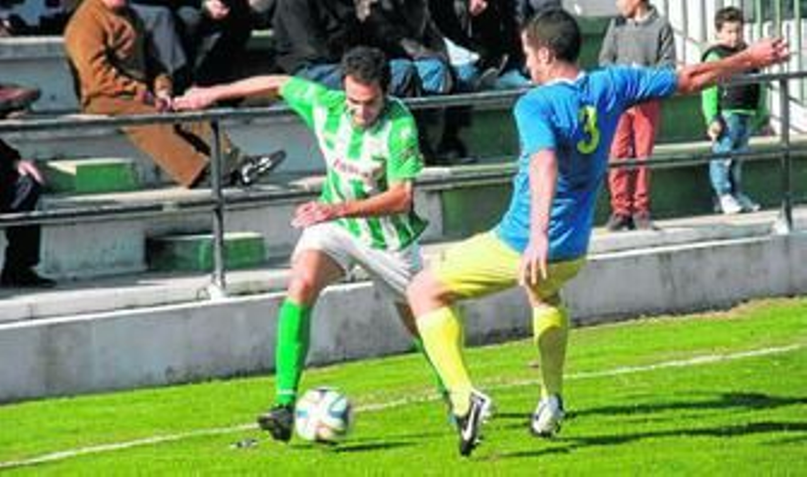 Pedro Carrión trata de avanzar por la banda ante Fran.