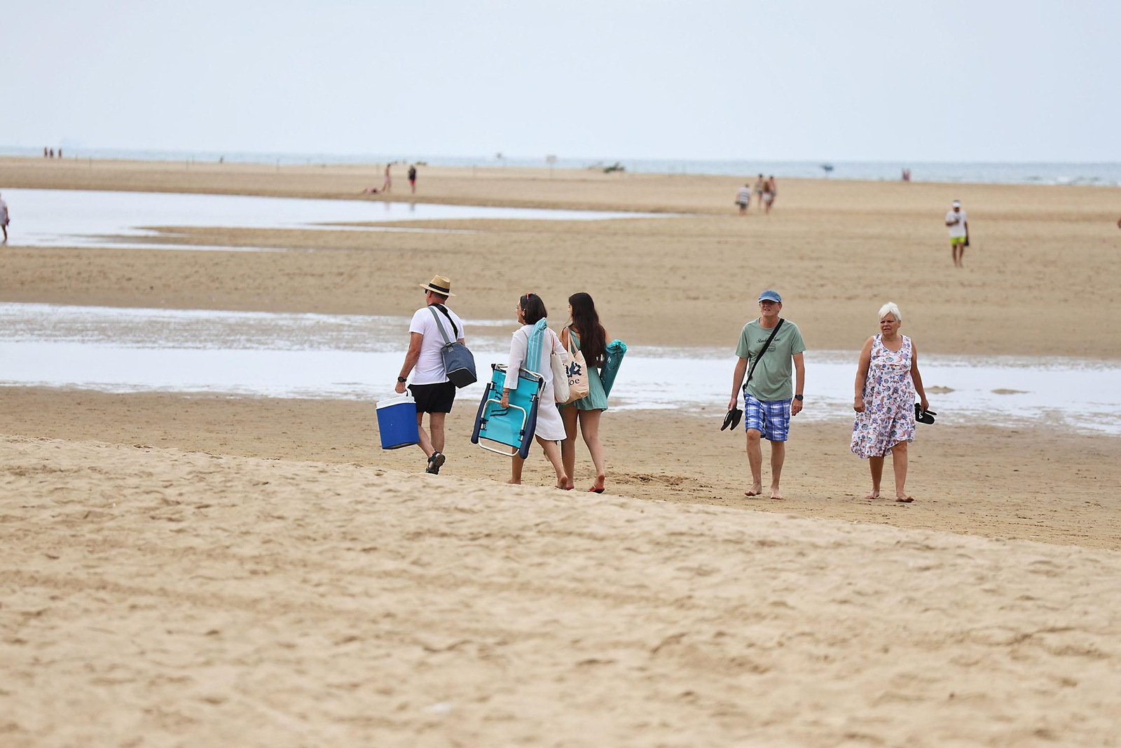 Imágenes del ambiente en las playas de Huelva en la mañana de domingo