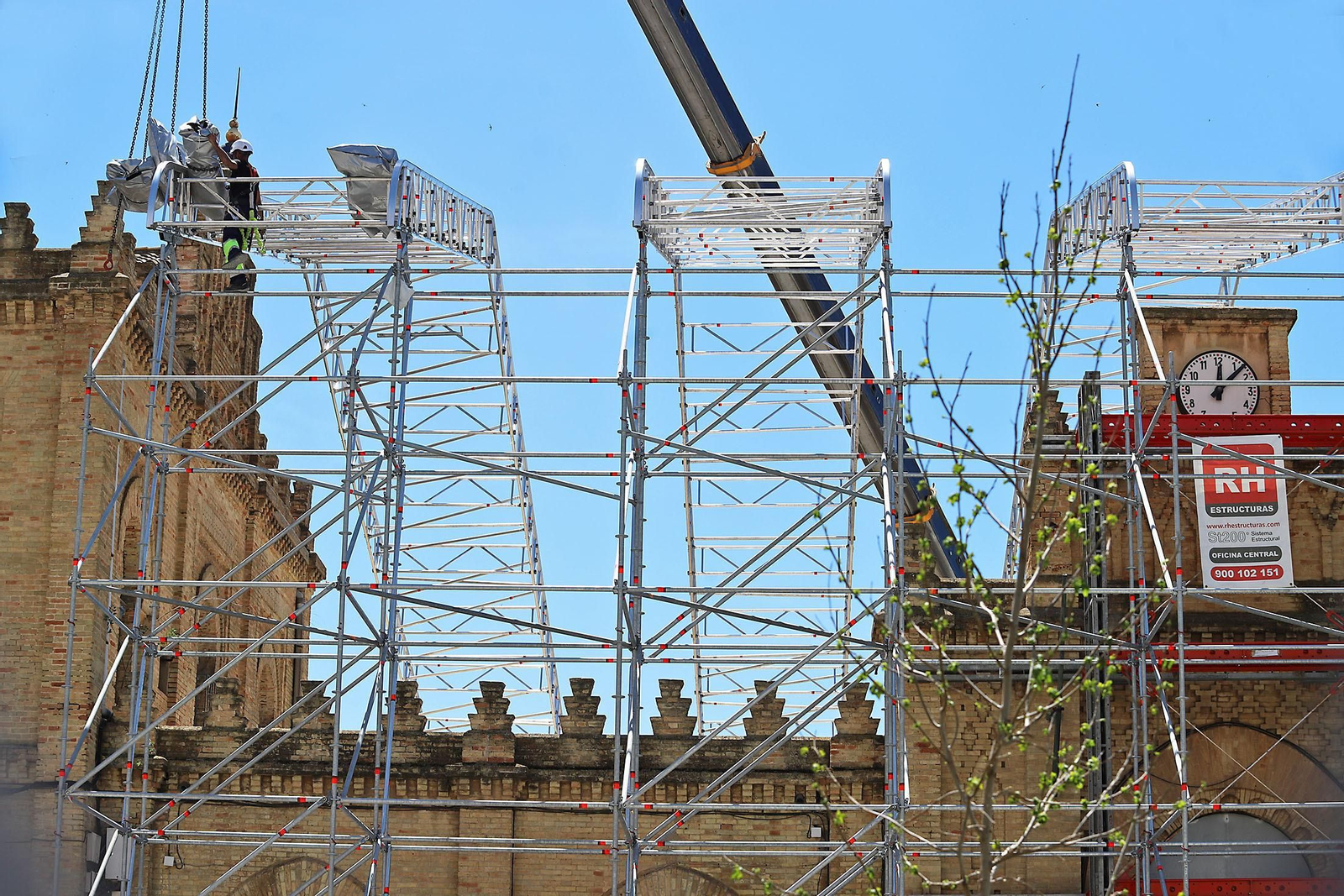 Imágenes del montaje del techo de la antigua estación de trenes de Huelva