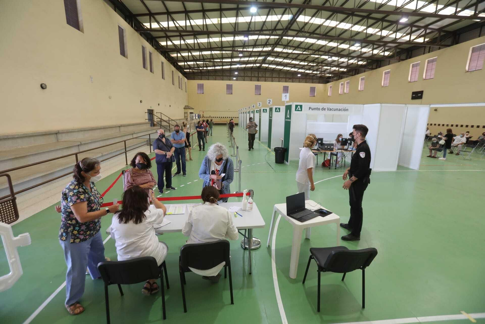 Inicio de la vacunación masiva este martes en el polideportivo Vega Veguita.