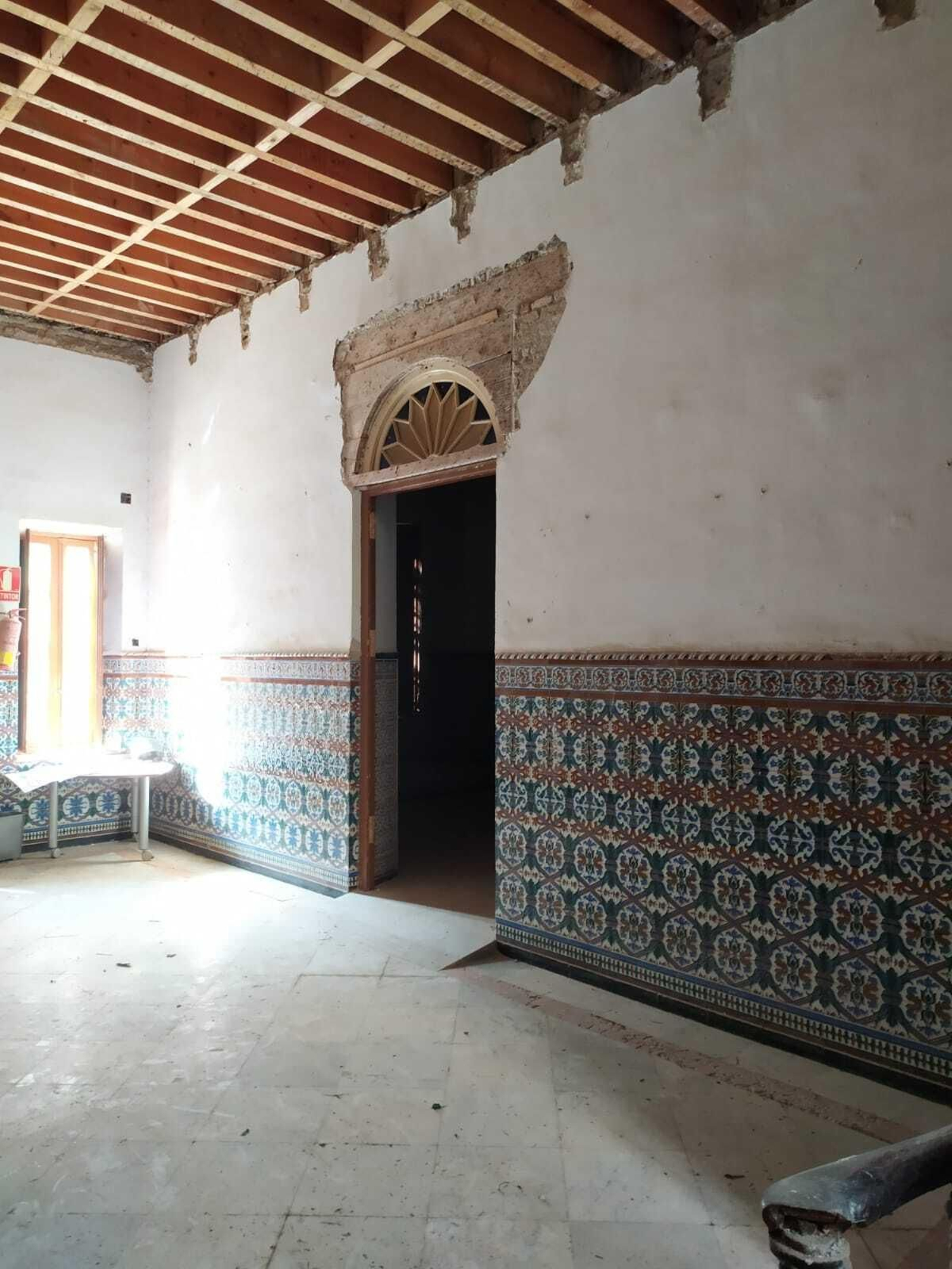 Interior en el que se aprecian los azulejos y el forjado de madera, además de otros detalles arquitectónicos de valor.